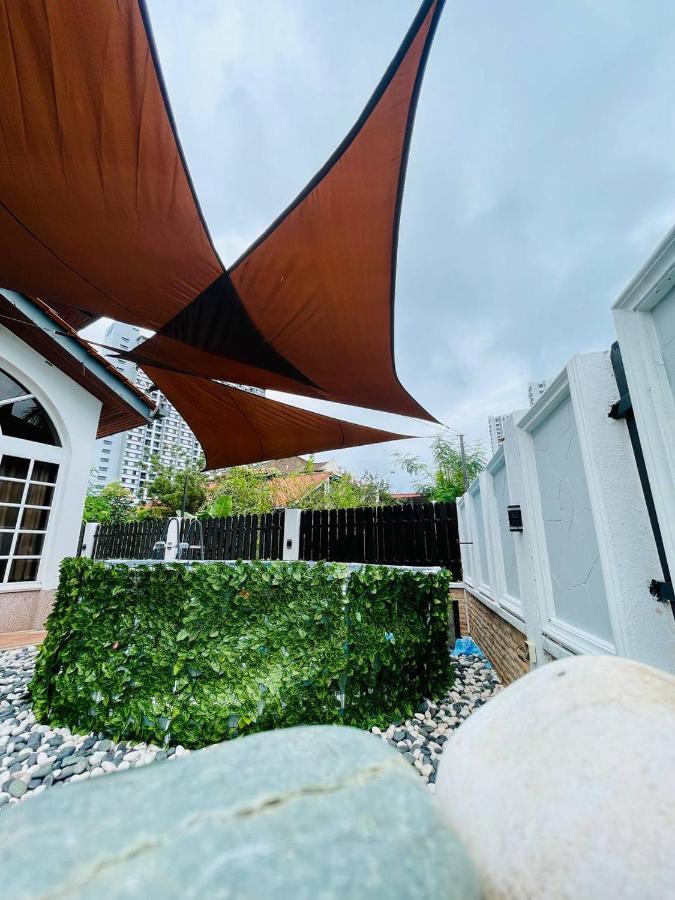 Trendy Family Getaway By Stayco - Mini-Pool, Outdoor Cinema, Air Loft, Ps4, Ktv - Just 2 Mins To Beach! Batu Feringgi Exterior foto